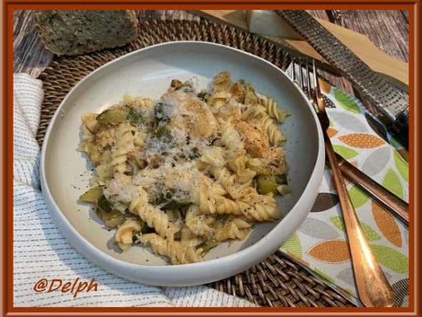 Filets de poulet aux pâtes et courgettes