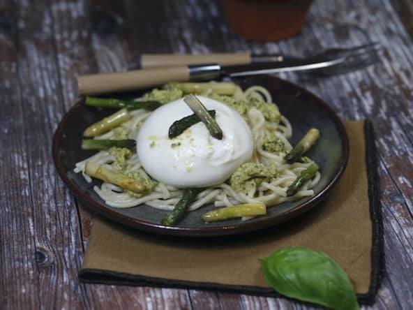 Spaghettinis au pesto de courgettes pointes d’asperges et burrata