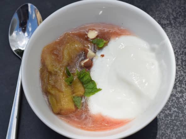 Rhubarbe rôtie à la vanille et cardamome