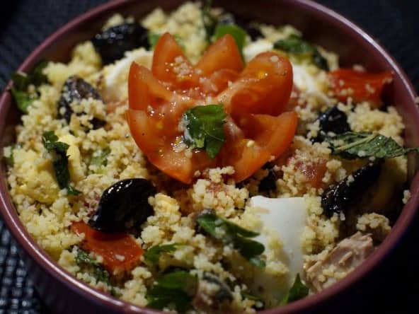 Salade de semoule au thon, tomates, œufs et olives