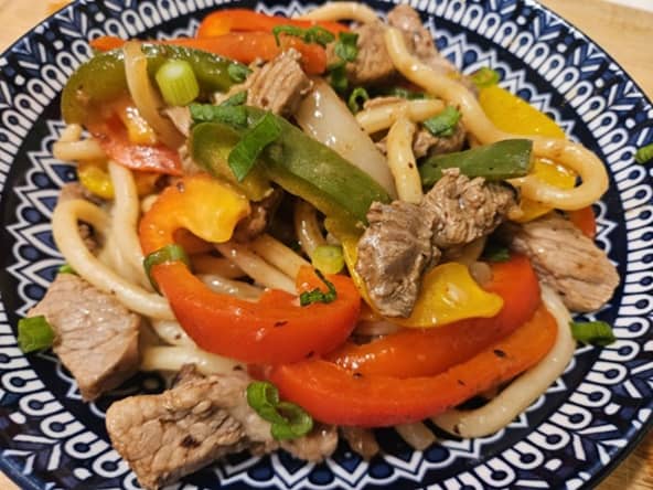 Nouilles udon au boeuf et poivrons croquants