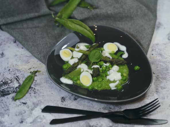 Crème de petits pois et pointes d’asperges à la crème de feta