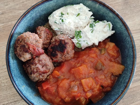 Quinoa aux boulettes de boeuf tomates séchées, ratatouille et ricotta aux herbes