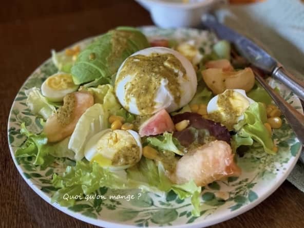 Salade d'été aux pêches et à l’avocat avec de la burrata et du maïs