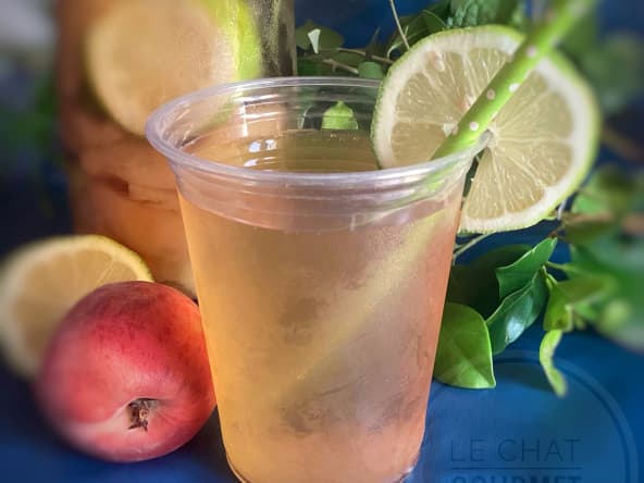 Thé glacé à la menthe et à la pêche