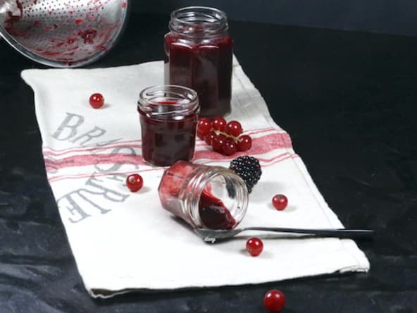 Gelée de groseilles et mûres au jus de pomme