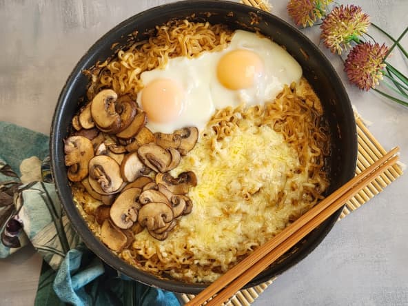 Nouilles express au fromage, oeufs et champignons