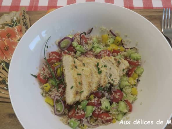 Salade de quinoa aux tomates cerises, poivron, concombre et poulet pané