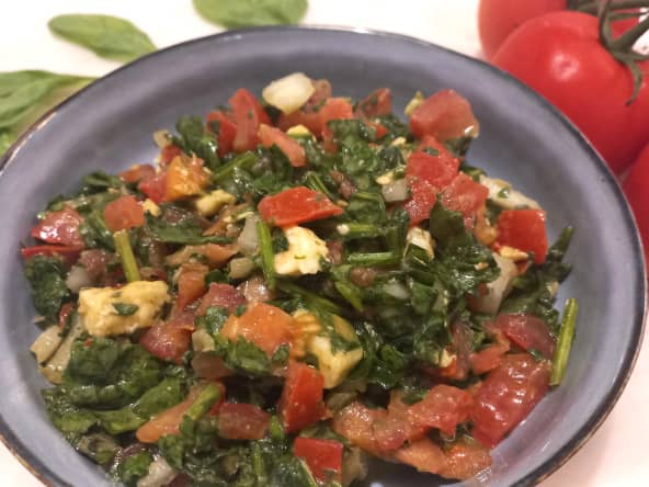 Salade de feuilles d’épinards aux tomates et à la mozzarella