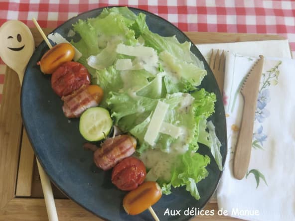 Brochettes de saucisses cocktail de Francfort, poitrine fumée et tomate