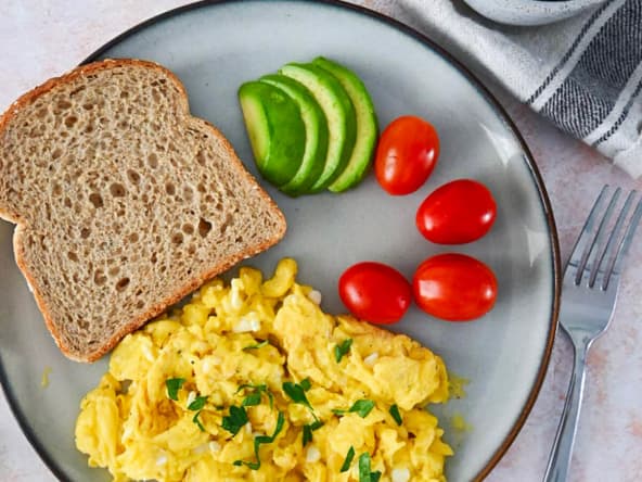 Œufs brouillés avec cottage cheese
