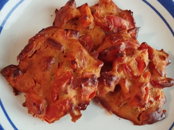 Galettes de pois chiches aux tomates, vieux chèvre et sarriette