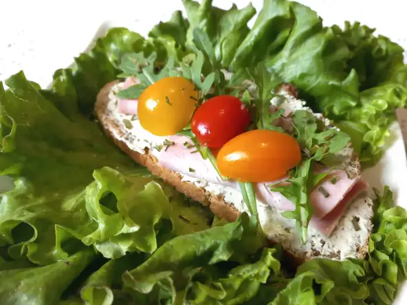 Tartines de jambon au fromage à l’ail et aux fines herbes