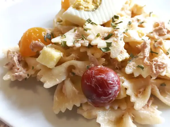 Salade de pâtes au thon, oeufs durs et crudités