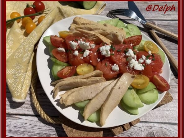 Salade de tomates du jardin, concombre et thon blanc