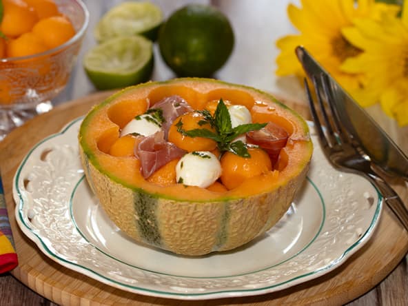 Salade de melon à la menthe, bocconcini et jambon de Parme