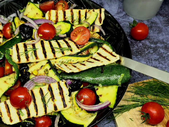 Salade de courgettes et halloumi grillé