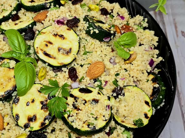 Salade de couscous, courgettes et fruits secs