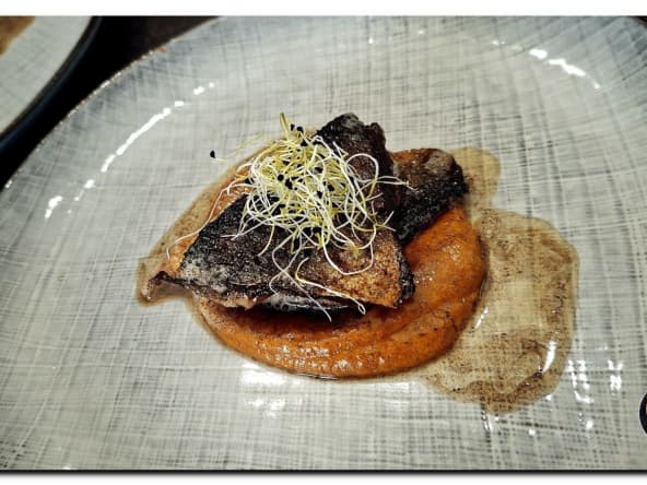 Filet de bar accompagné d'une purée de poivrons