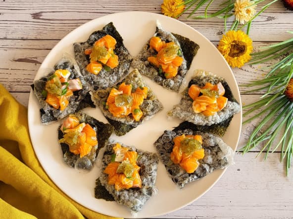 Chips de nori et tartare de saumon