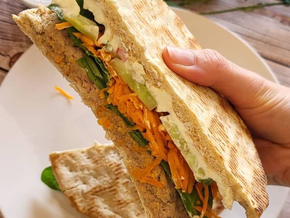 Pain suédois aux rillettes de thon et crudités