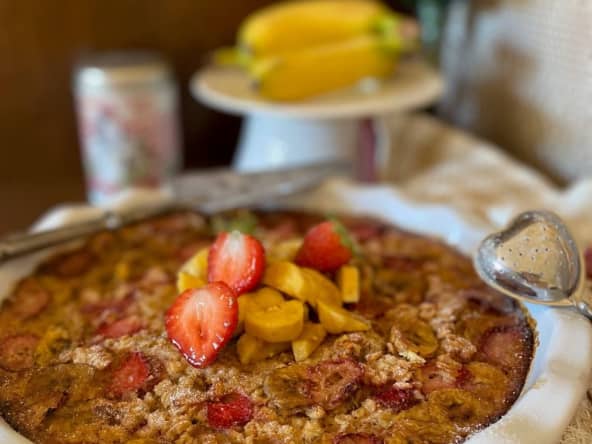 Pudding de flocons d’avoine à la cannelle avec de la banane et des fraises