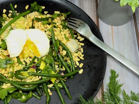 Salade d'ébly aux poireaux, haricots verts et œuf poché
