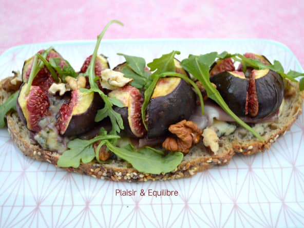 Tartine à la fourme d’Ambert, figues rôties, jambon cru et noix