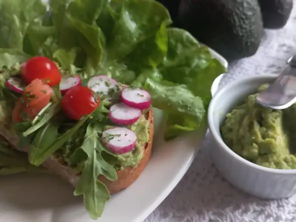 Tartine d’avocat et de radis