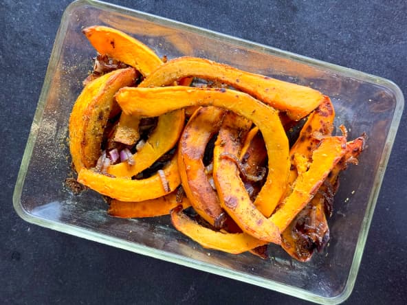 Tranches de potimarron rôties dans un plat en pyrex