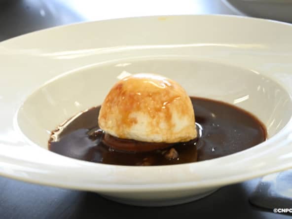 L’œuf meurette en île flottante