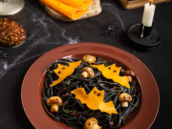 Spaghettis à l’encre de seiche, champignons « petits fantômes » et mimolette Isigny Sainte-Mère