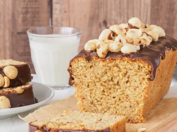 Cake aux noisettes et glaçage au chocolat