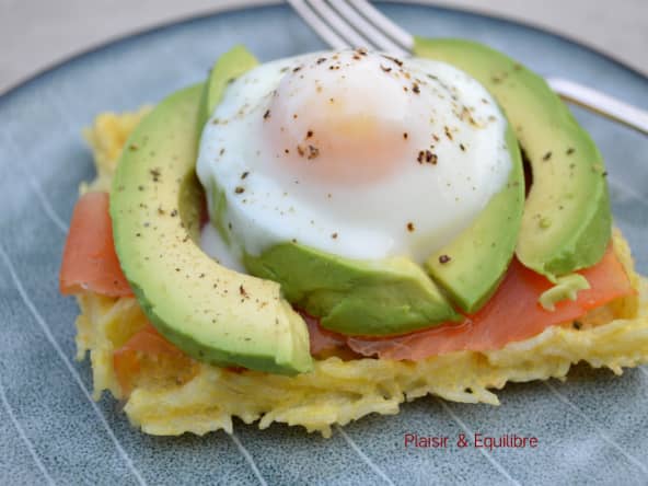 Gaufres de riz perdu, avocat, truite fumée, œuf poché
