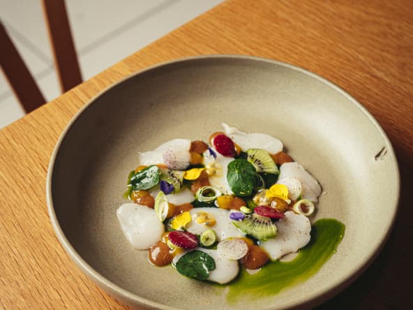 Carpaccio de Saint-Jacques, kiwi, cébette et agrumes