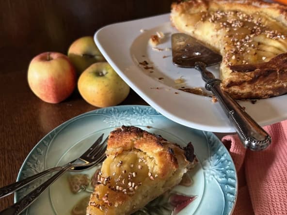 Tarte feuilletée aux pommes pochées sur crème d’amande