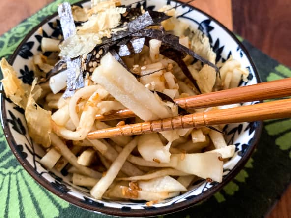 Salade de radis daikon, vinaigrette au sésame