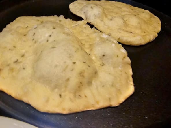 Pain pita libanais au zaatar cuit à la poêle