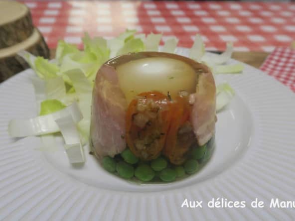 Œuf mollet en gelée ou aspic à la poitrine fumée et petits pois