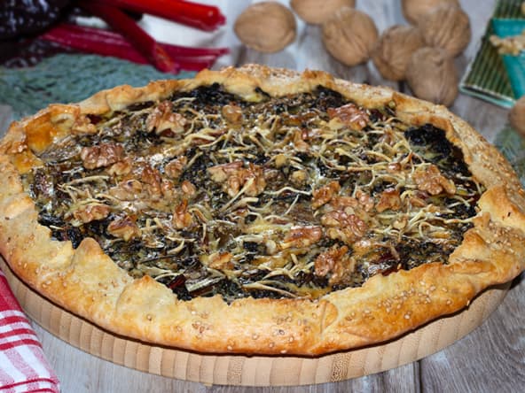Tarte rustique aux blettes à cardes rouges et aux noix