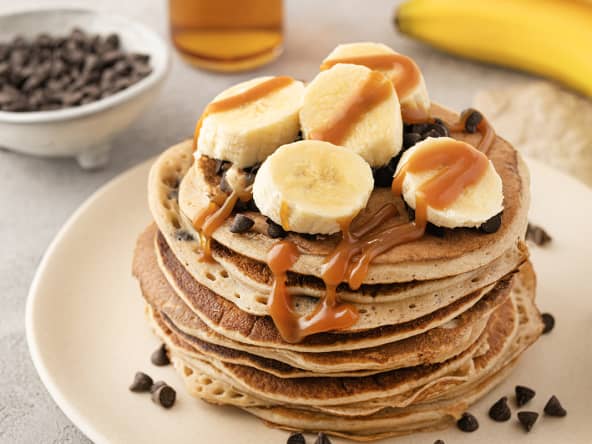 Pancakes protéinés aux pépites de chocolat, banane et lait demi-écrémé vitamine D