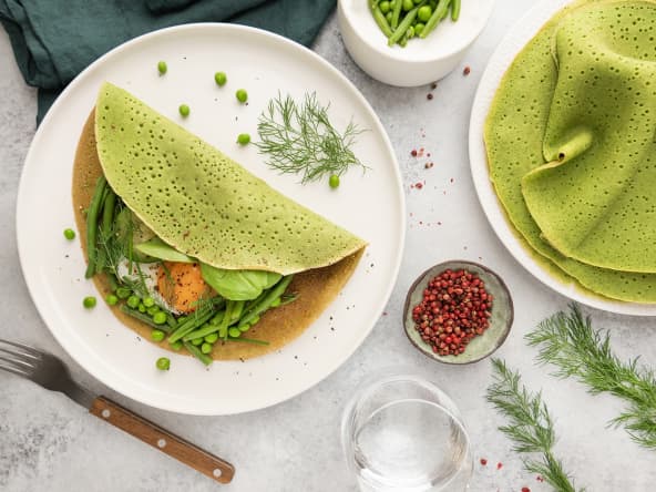 Crêpes salées aux épinards et lait de chèvre, garnies de légumes verts et d’un oeuf au plat