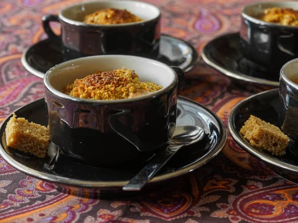 Crumbles d'endive au foie gras servi dans des tasses à expresso.