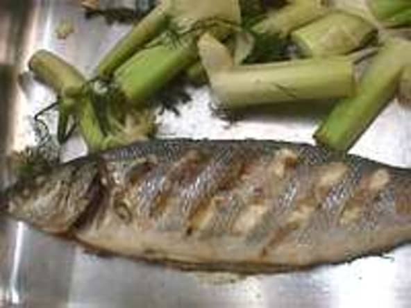 Bar ou loup grillé au fenouil et flambé au pastis