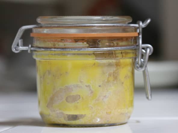 Bloc de foie gras d'oie dans un bocal en verre.