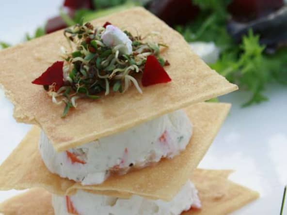 Millefeuille surimi façon cheesecake, petite salade et vinaigrette à la Rhubarbe