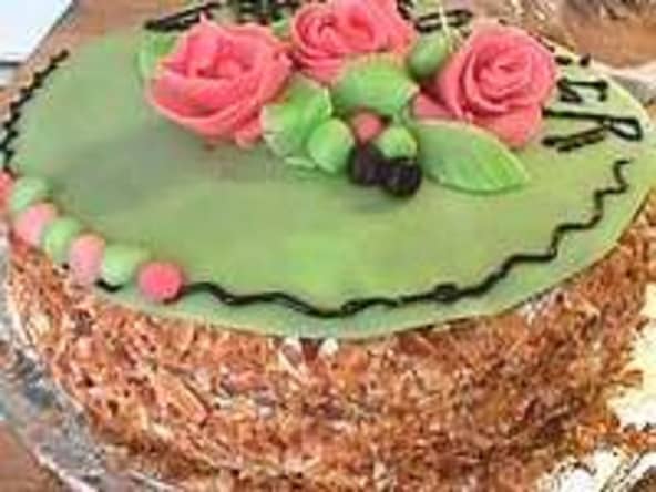 Framboisier décoré à la pâte d'amande