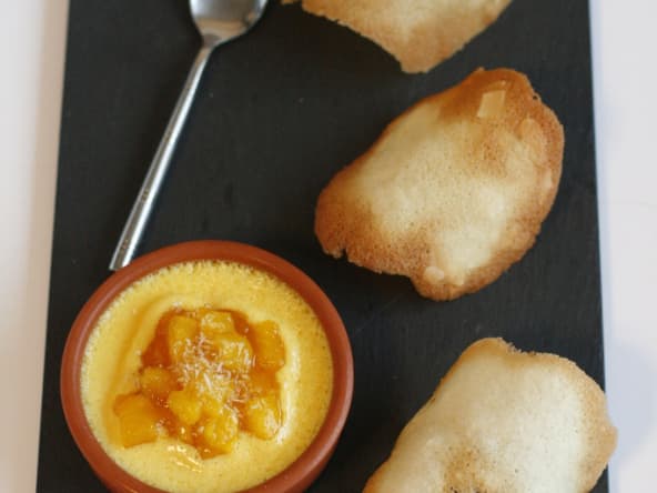 Crème brulée coco, mangue caramélisée et trio de tuiles