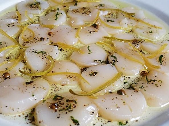 Carpaccio de saint-jacques aux épices et aux agrumes confits d'après Olivier Roellinger