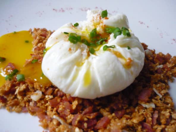 Fleur d'oeuf coulant façon Juan-Mari et Elena Arzak et migas au son d'avoine et jambon blanc